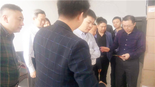 重庆商委领导，万州商务局刘小泉局长一行为百年伴神厨香坊线上交易平台指导工作！
