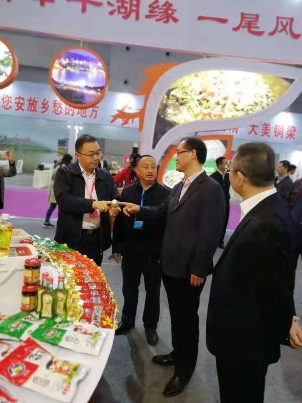 重庆副市长刘桂平、万州区商务局局长刘小泉关心伴神酿造发展