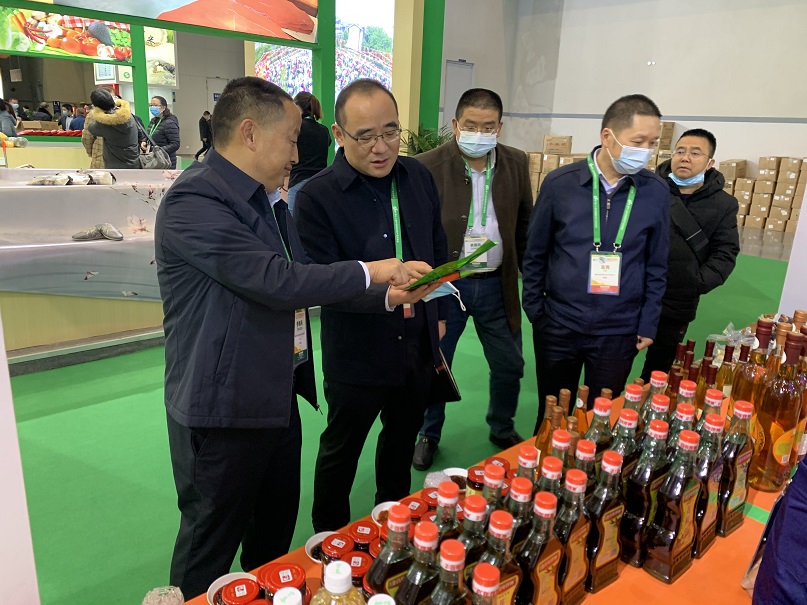 2020年11月27重庆西部农交会，万州区农委主任童文参观百年伴神产品展示区。